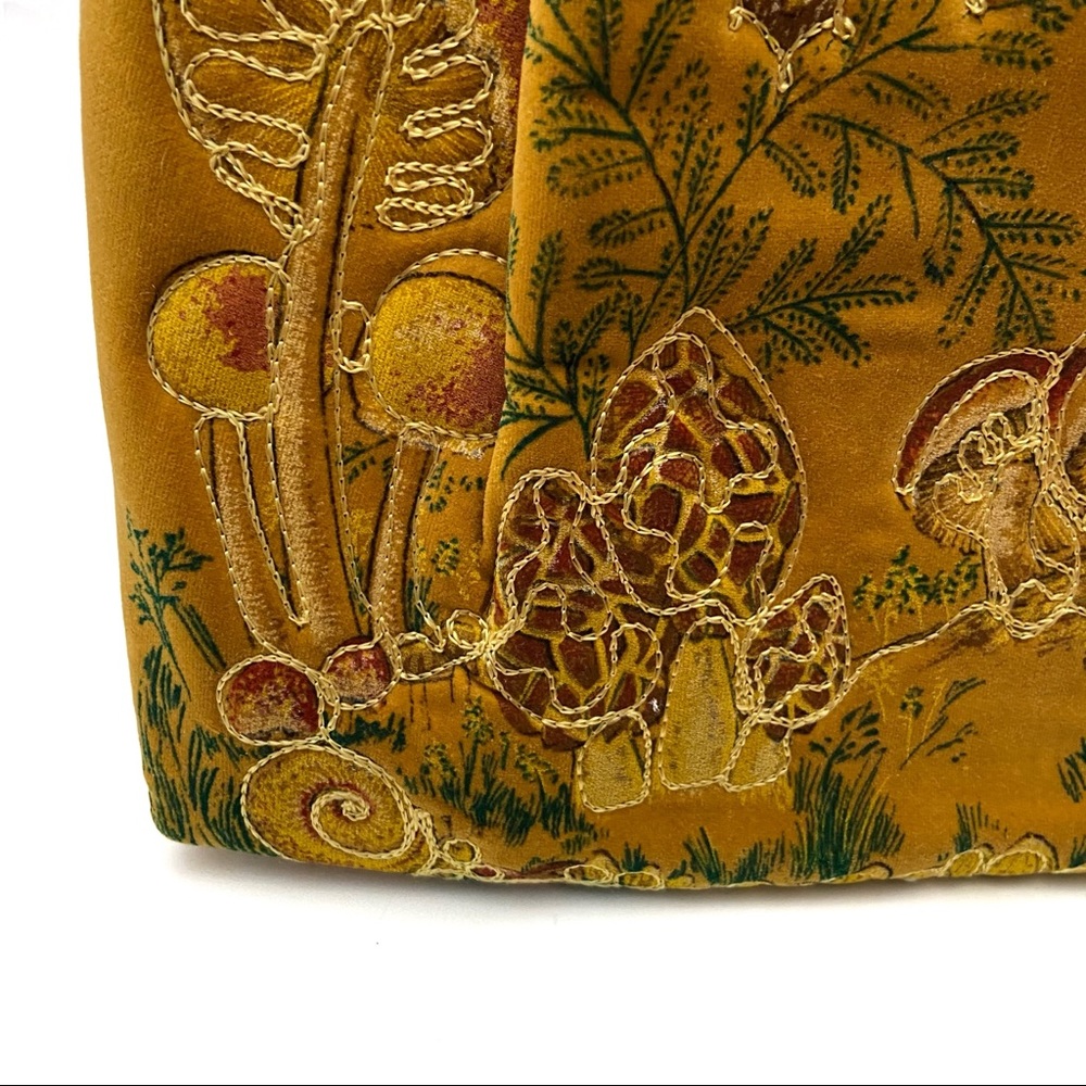 Vintage Velvet Mushroom Embroidered Purse - Picture 3 of 14